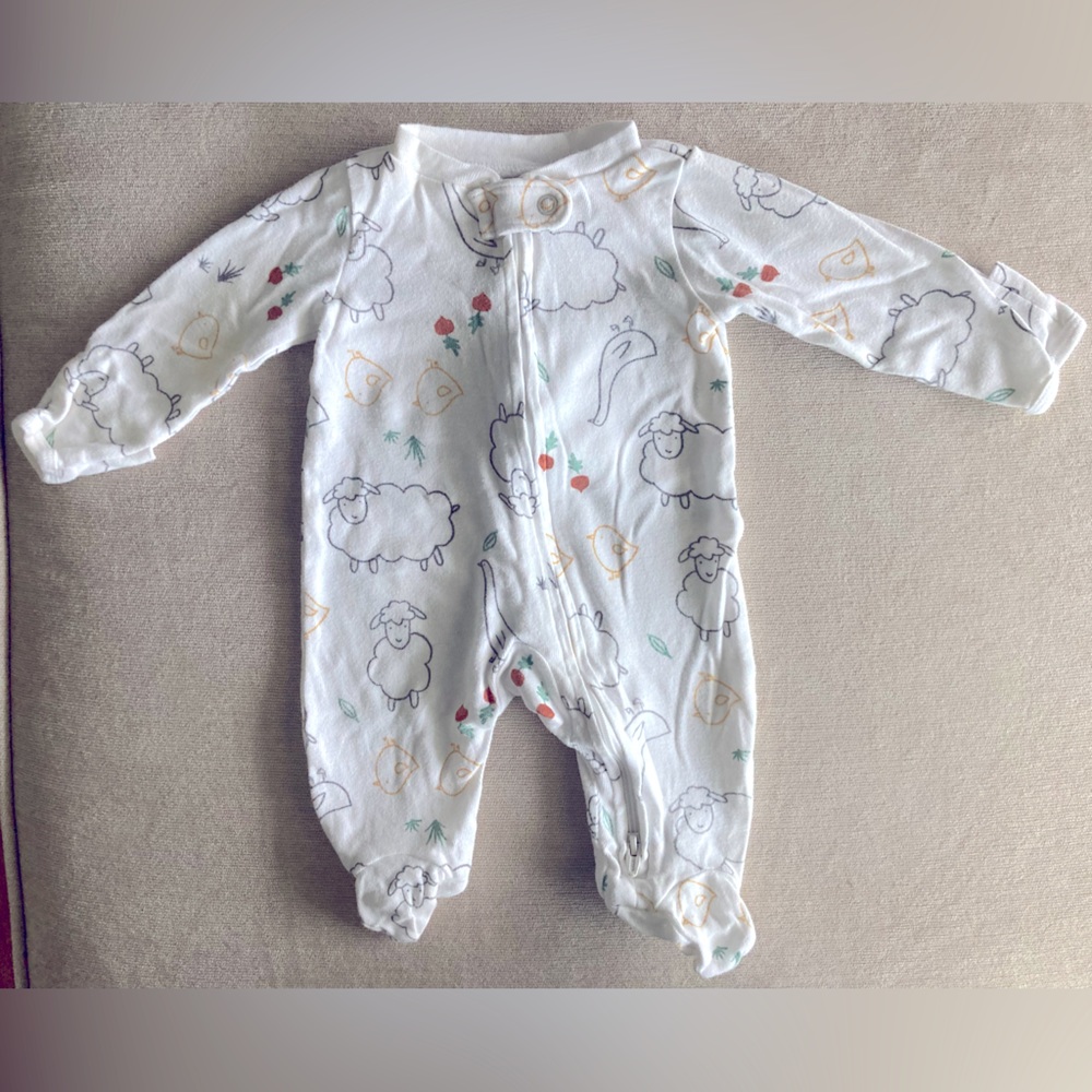 Carter’s newborn sheep duck footie ✨Bundle 4+ footies $4 each!